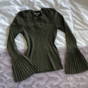 Bell sleeve sweater NWOT